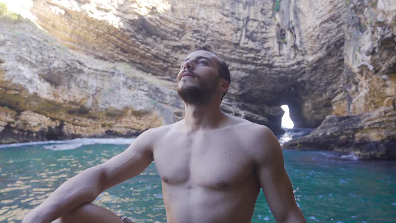 바다 여행을 떠난 운동적인 젊은 남자.