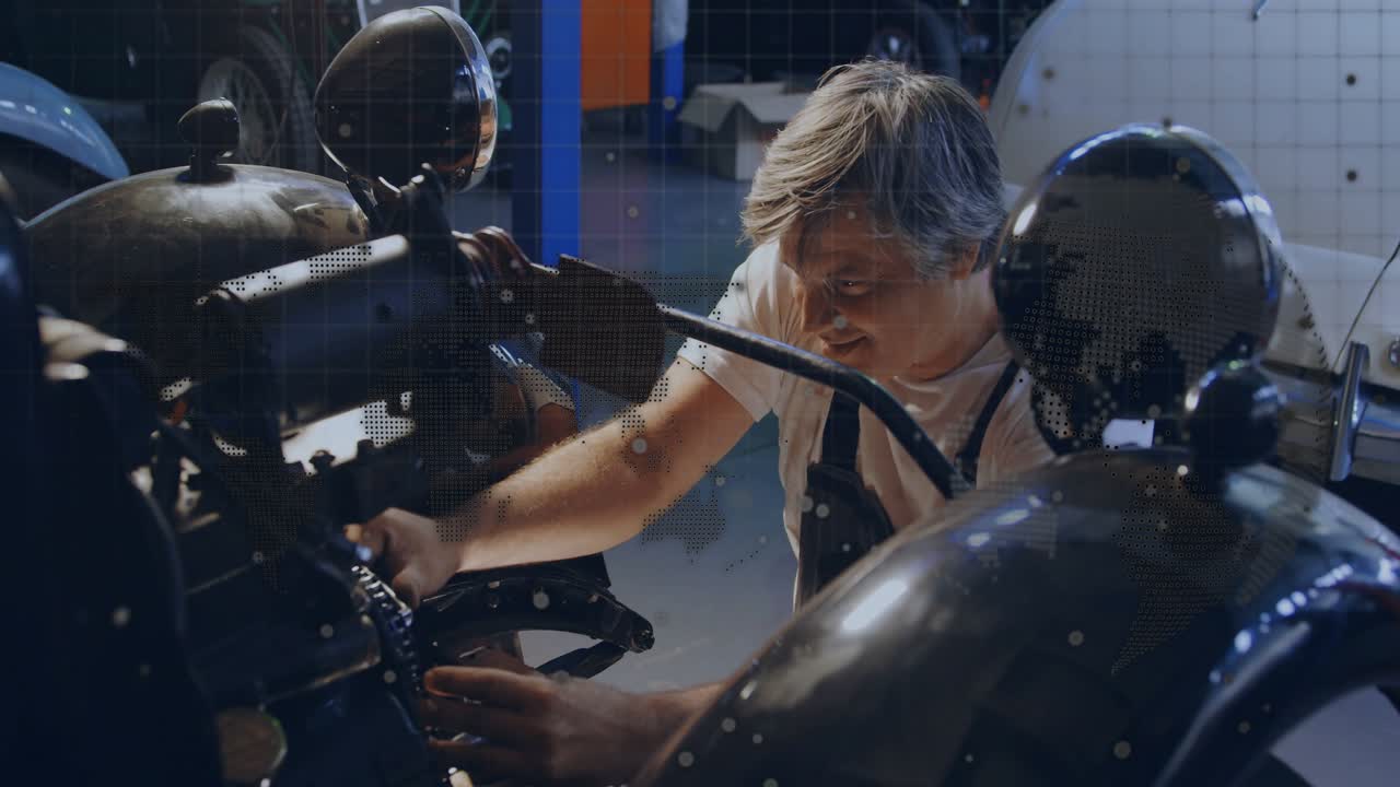 A partire da un'ispezione visiva, un meccanico esperto si china su una moto e stringe i bulloni per la riparazione.