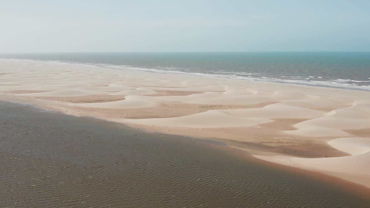 항공: 브라질 북부 파르나이바 삼각주에서 카이트서핑