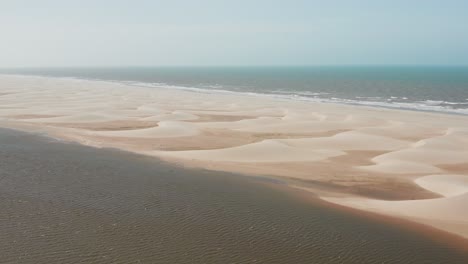 Aéreo:-Kitesurf-En-El-Delta-Del-Río-Parnaiba,-Norte-De-Brasil