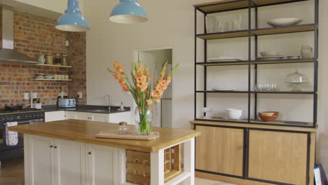 interior de la casa con cocina abierta, salón y comedor