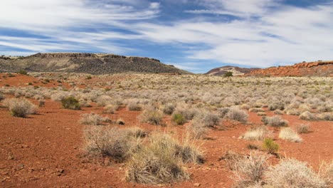 una toma en movimiento y gran angular del paisaje árido y desértico en el monumento nacional wupatki en arizona