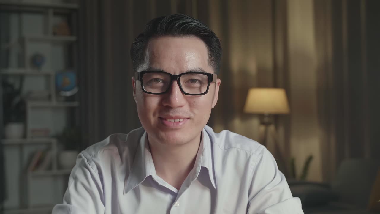 카메라에 미소 짓는 남자