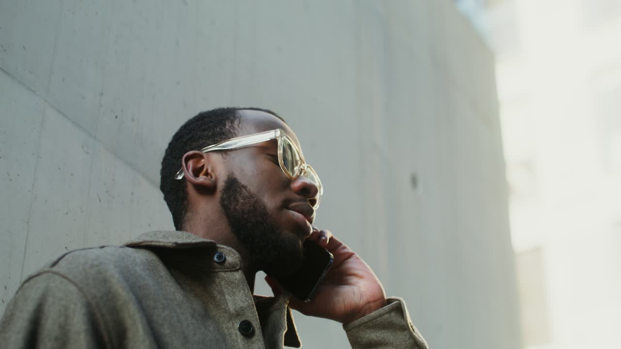 hombre hablando por telefono al aire libre