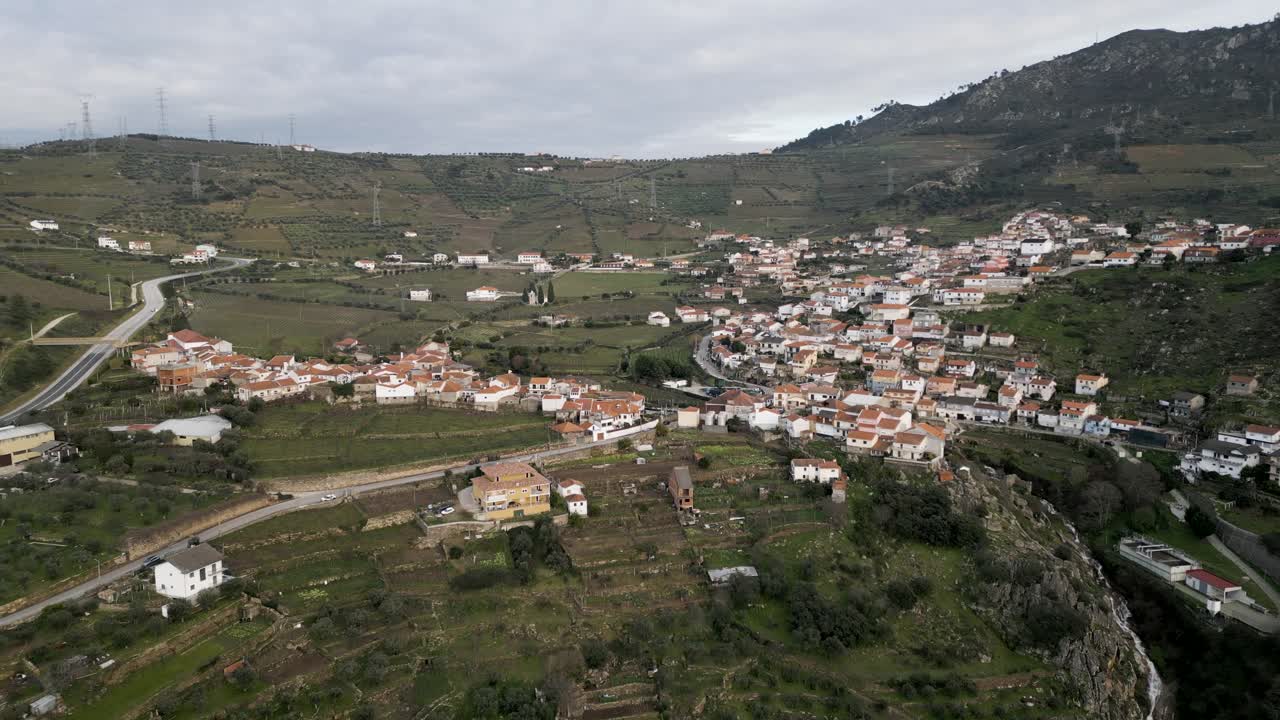 panorama aéreo de la aldea de valdigem, lamego, portugal
