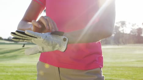 Female-golfer-wearing-golf-glove