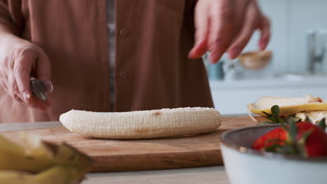 mujer cortando frutas