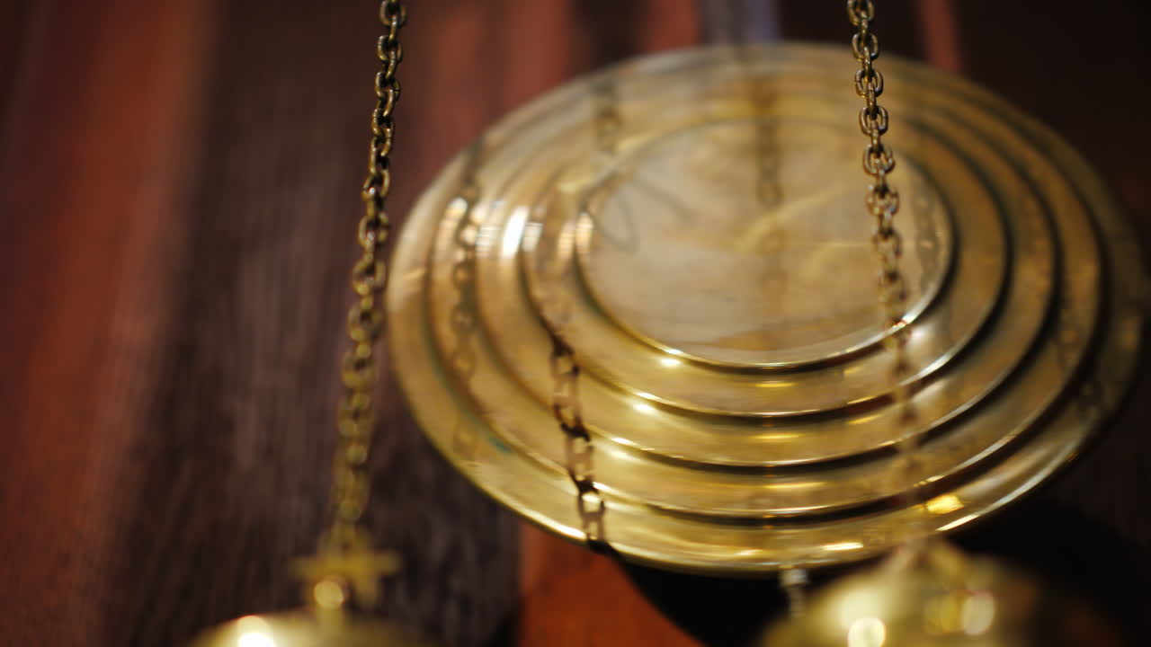 고대 시계의 진자 로우 앵글 샷 4k 비디오