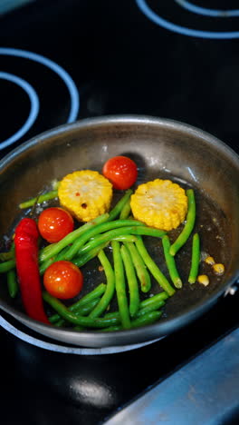 cocinar verduras en una sartén