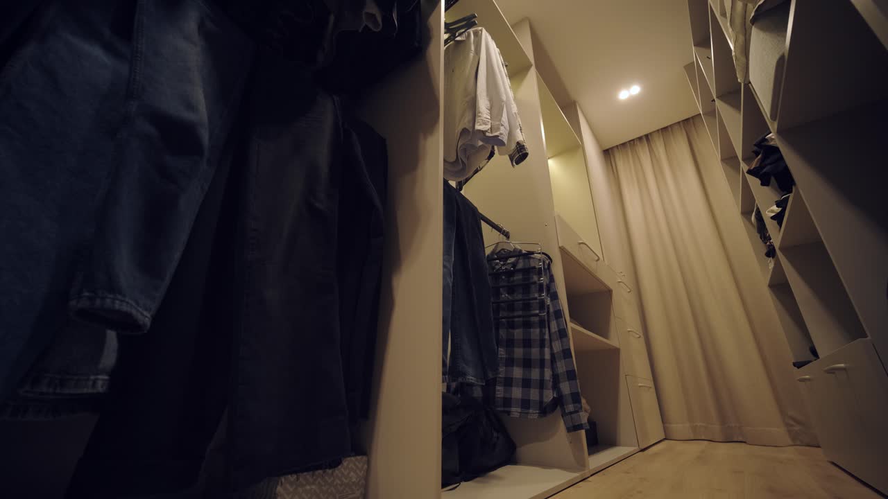 세련되고 우아한 미니멀리즘 가정 인테리어는 깨한 선, 중립적인 색상, 따뜻한 주변 조명을 특징으로하며, 아하고 현대적인 분위기를 만니다.