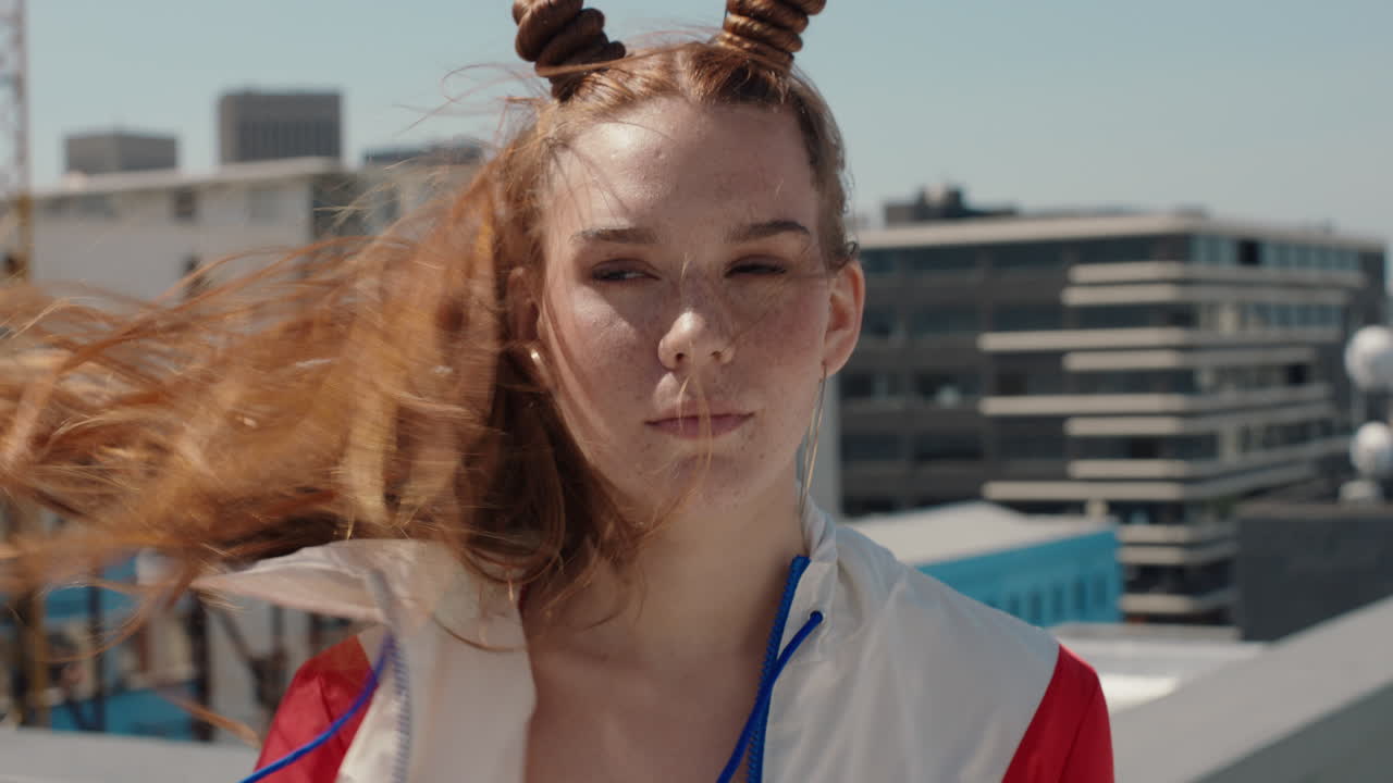 초상화  ⁇ 은 머리 여자가 얼룩을 가지고 바람이 불어 머리카락 십대 소녀 도시에서 자기 이미지 증언