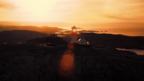 faro costero. el faro de lindesnes es un faro costero en el extremo sur de noruega.