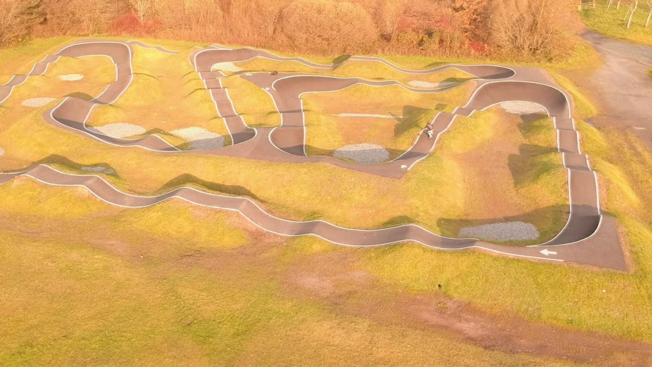 bmx 펌프 트랙을 타고 있는 eboarder