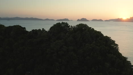 Aerial-panning-shot-showing-Depeldet-Island-nearby-El-Nido,-Palawan,-Pilippines