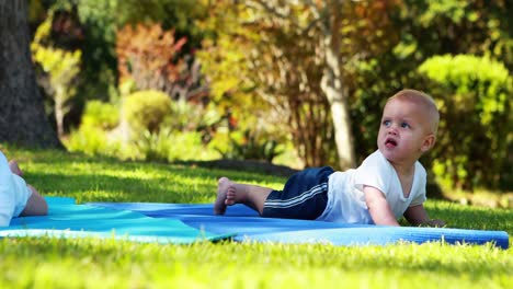 Zwei-Babys-Liegen-Auf-Einer-Trainingsmatte