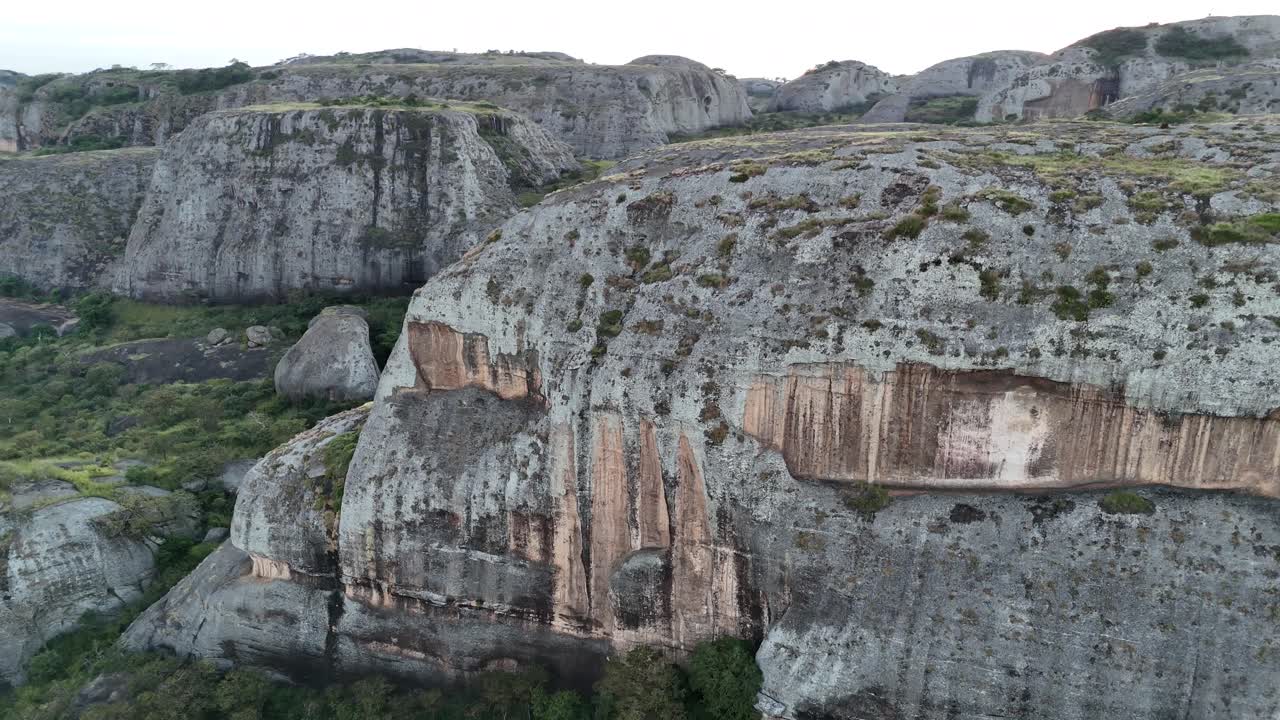 primo piano di un drone delle sacre rocce nere di Pungo Andongo, Malanje, Angola, Africa, che si ergono dal lussureggiante altopiano tropicale
