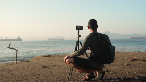 Turista-Tomando-Un-Timelapse-De-La-Playa-En-Su-Teléfono-Con-Cámara