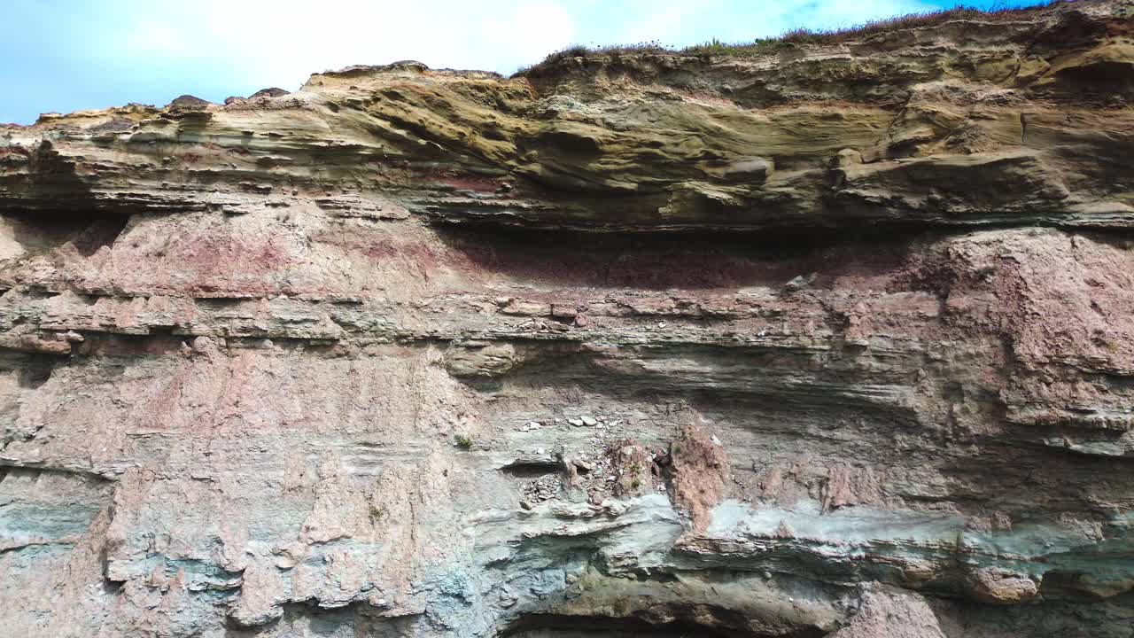 línea costera accidentada vista de cerca, de derecha a izquierda, 4k