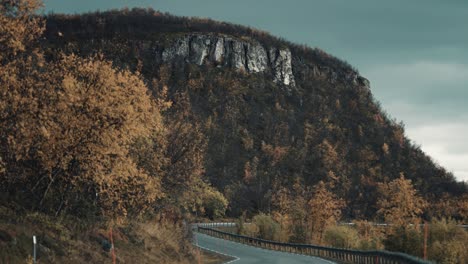 Conducir-Por-La-Estrecha-Carretera-Rural-A-Través-Del-Paisaje-Otoñal