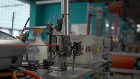 máquina de procesamiento de alambre en una fábrica