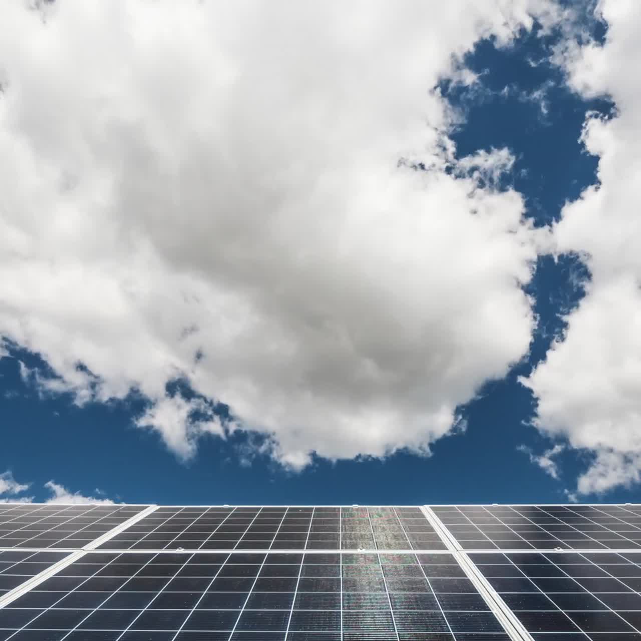 paneles de energía solar en un día despejado de verano