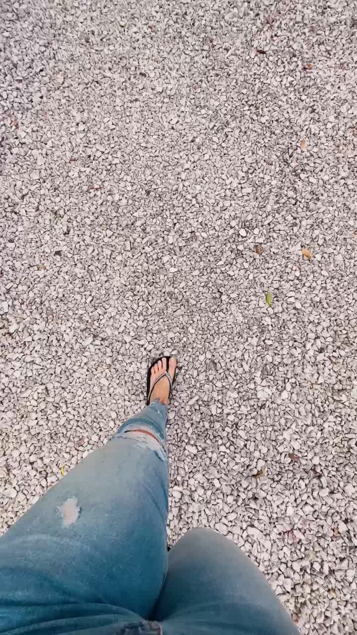 Çakıl üzerinde yürüyen kişi