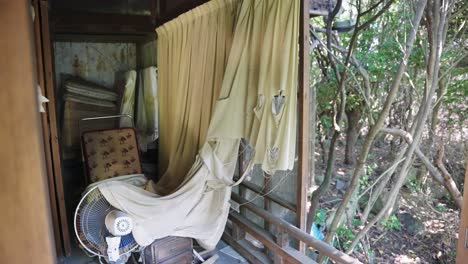 cortinas rasgadas y el interior de una mansión japonesa abandonada en el bosque
