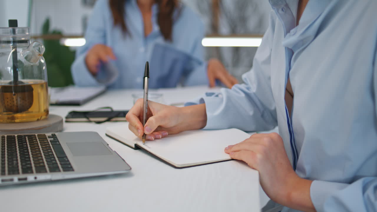 manos del gerente sosteniendo una pluma en el lugar de trabajo de primer plano. mujer escribiendo agenda de cuaderno