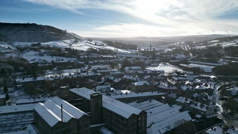 Frío-Invierno-Nevado-Vista-Aérea-Cinematográfica-Paisaje-Urbano-Paisaje-Urbano-Con-Techos-Cubiertos-De-Nieve-Panorama-4k-Marsden-Village-West-Yorkshire,-Endland