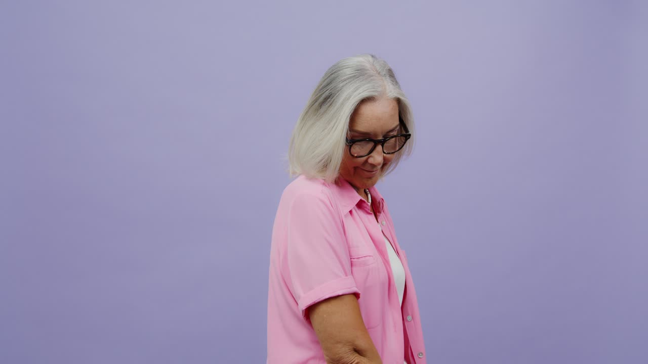 Donna anziana in camicia rosa