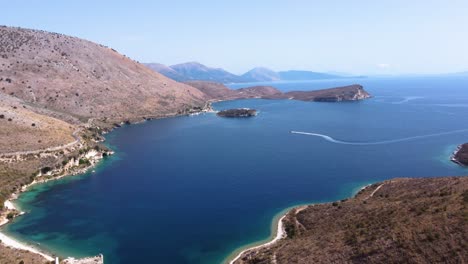 toma aérea reveladora de un paraíso que mira la riviera albanesa