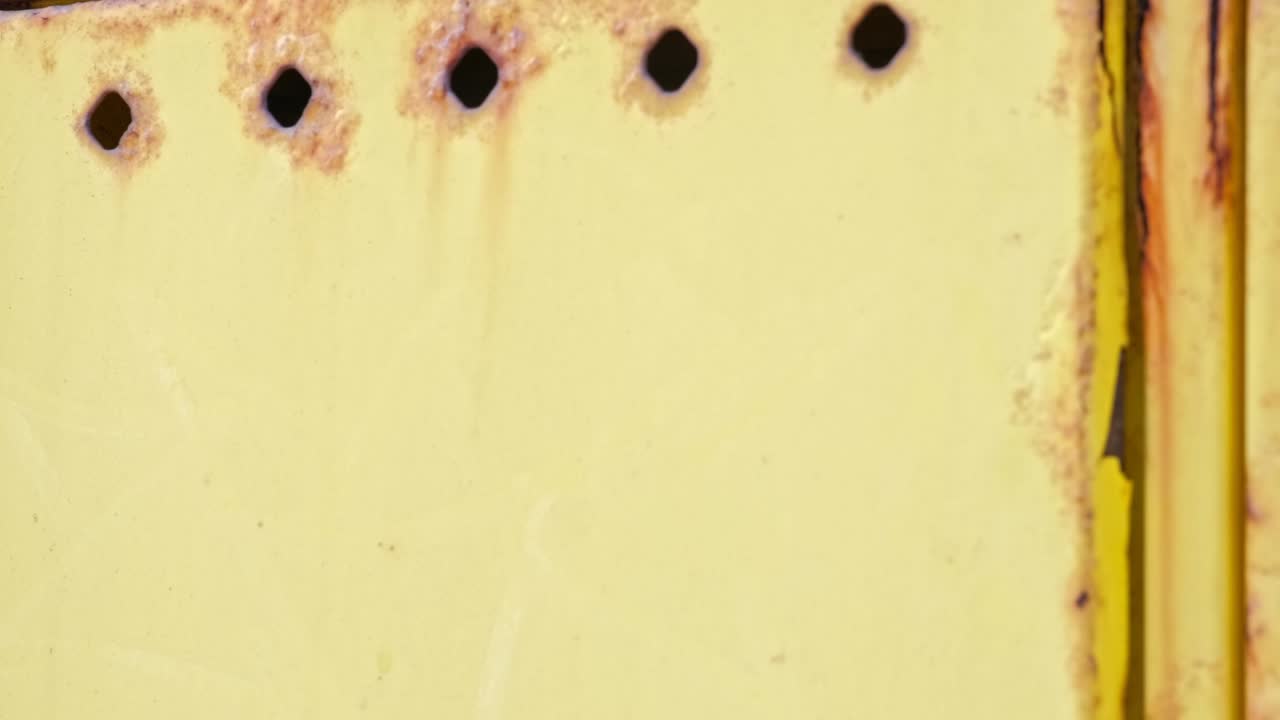 técnico caucásico masculino abriendo la caja vacía del medidor de gas unida a la pared de un edificio residencial desconectado de la red de tuberías durante la crisis.