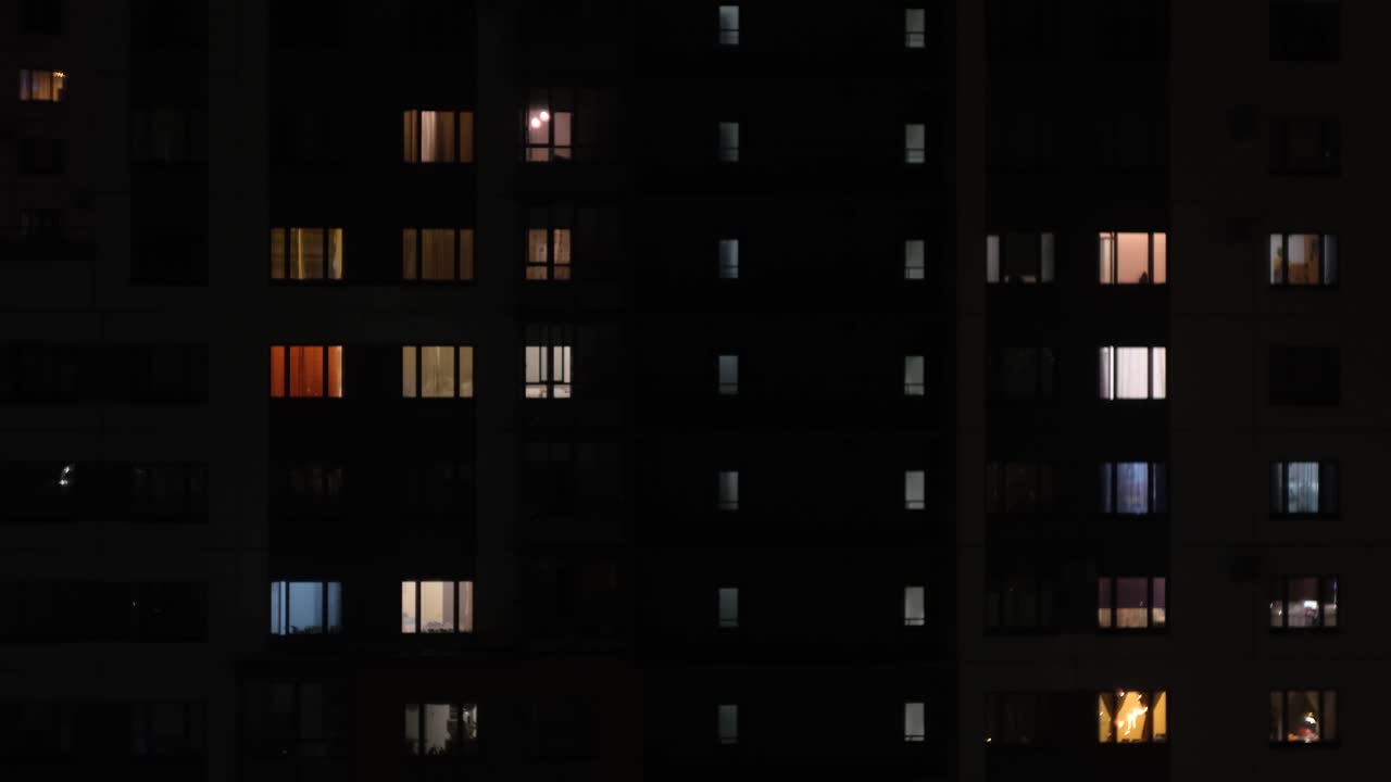 edificio de apartamentos por la noche