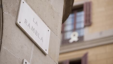 la rambla-schild an der gebäudewand, scharfe fokusaufnahme