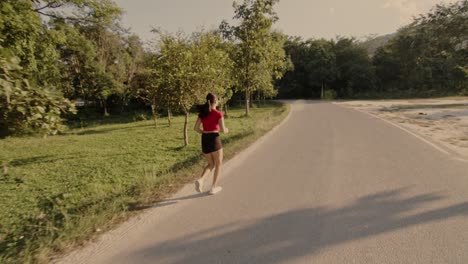 mujer corriendo en un parque