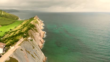 vuelo aéreo sobre la vista de los acantilados y la costa