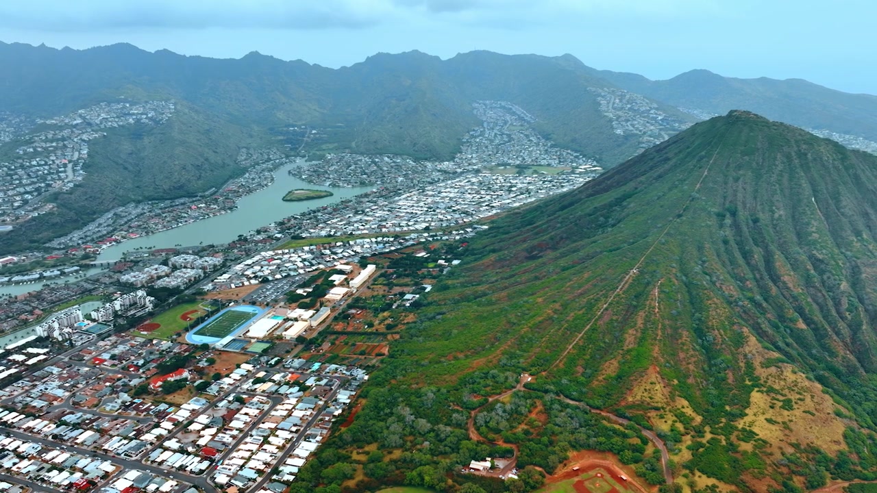 Khu vực đông dân cư trong thung lũng giữa những ngọn núi ở Honolulu, Hawaii, Hoa Kỳ. Nhìn ra những sườn dốc xanh của Miệng núi lửa Diamond Head. Góc nhìn từ trên không