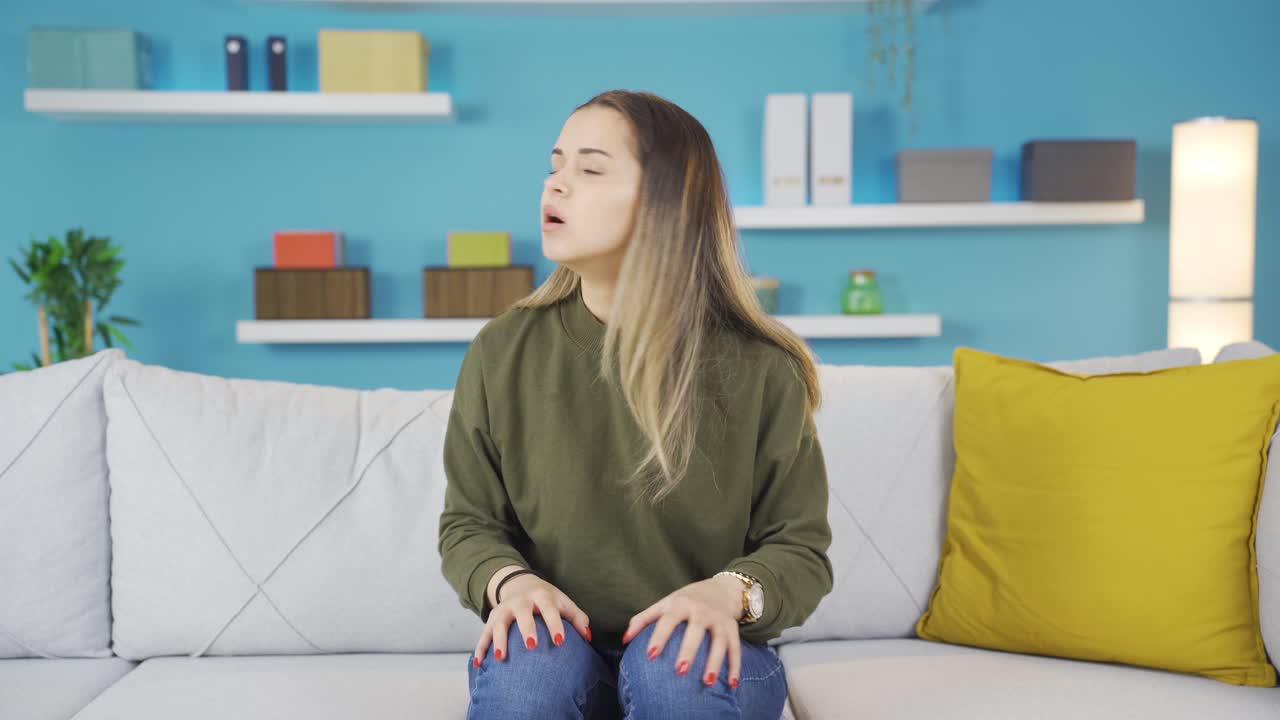 어린 소녀는 화를 내고 화를 내고 말합니다.