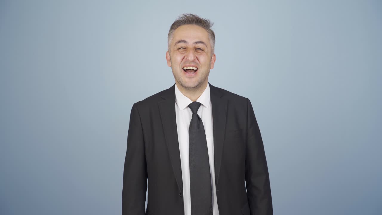 카메라를 향해 웃는 사업가.