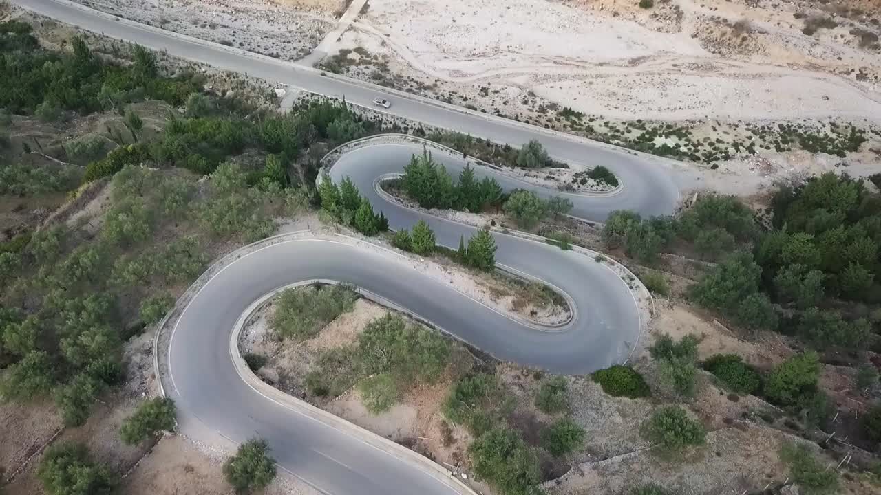 여름 동안의 도로 여행으로 알바니아 산맥을 가로지르는 지그재그 도로