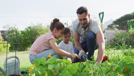 Feliz-Padre-Caucásico,-Hija-E-Hijo-Trabajando-Juntos-En-El-Jardín,-Chocando-Esos-Cinco