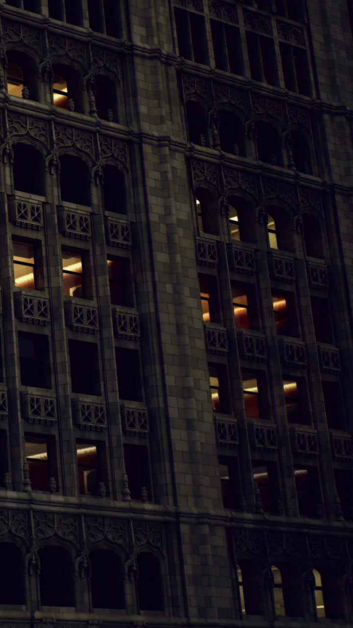 Edificio con finestre illuminate di notte in una città.
