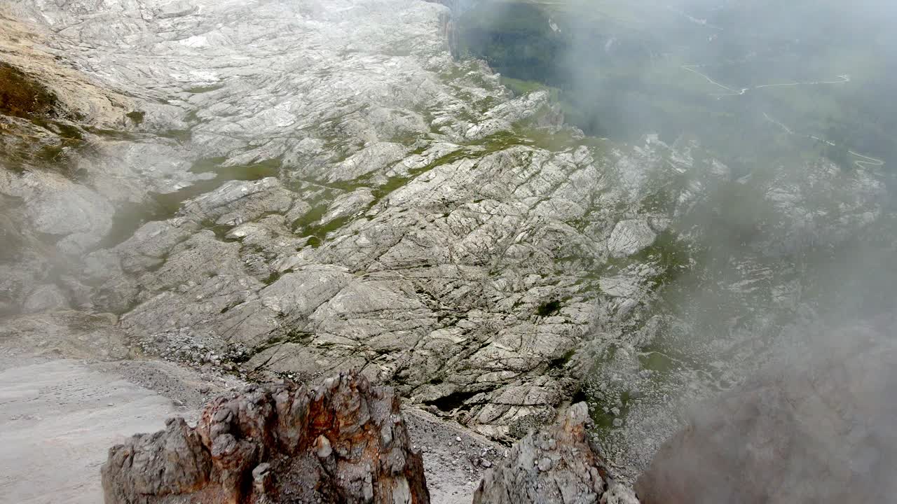 vistas aéreas de la cordillera en los dolomitas, italia, en un día de niebla