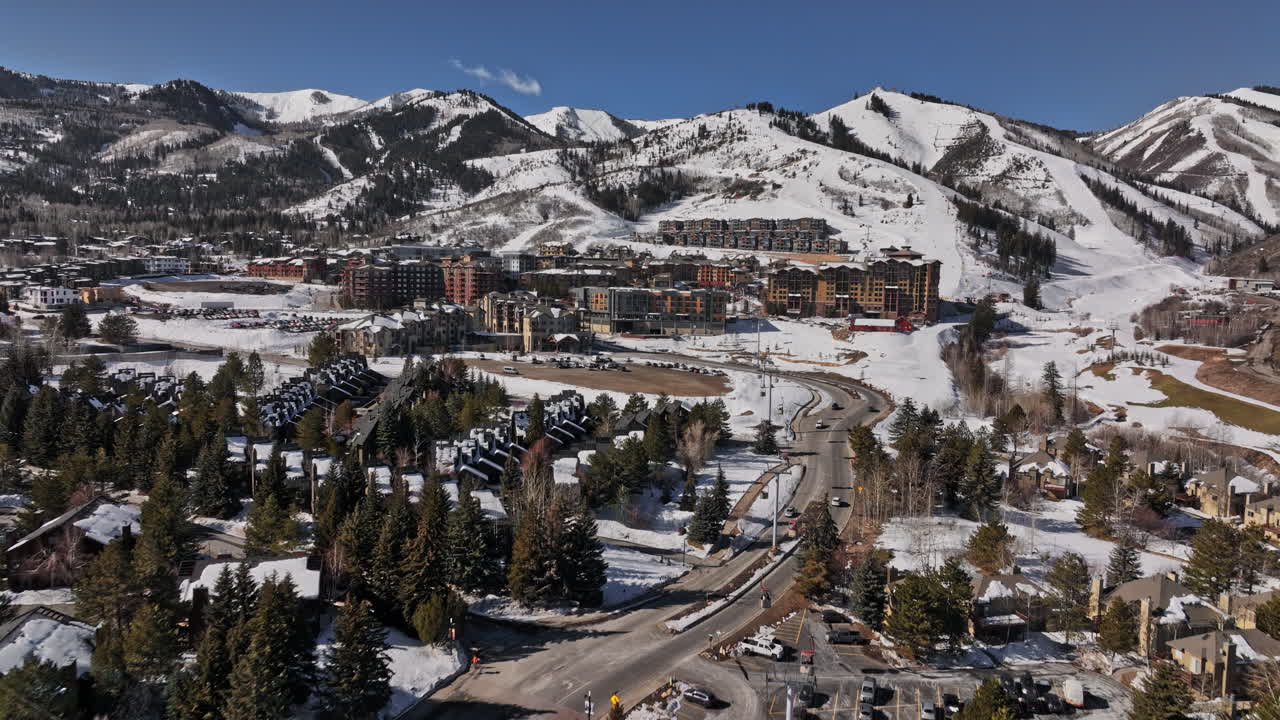 park city utah antena v65 flyover canyons village resort rodeado de naturaleza salvaje, capturando un hermoso paisaje montañoso cubierto de nieve en un día soleado - filmado con mavic 3 cine - febrero de 2022