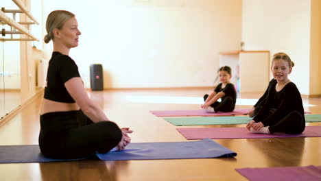 profesor y alumnos en clase de danza clásica.