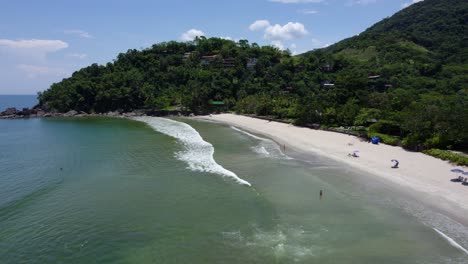 Vista-Aérea-Sobre-Las-Olas-En-La-Playa-De-Barra-Do-Sahy,-En-El-Soleado-Brasil