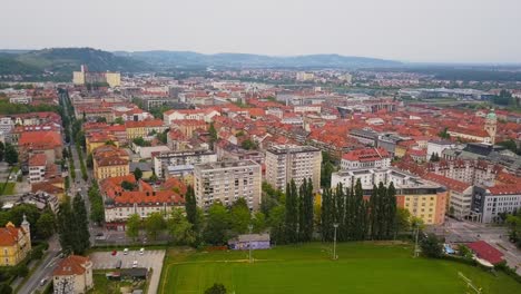 4K-Drohnenaufnahmen-Aus-Der-Luft-Der-Stadt-Maribor-Bei-Tageslicht