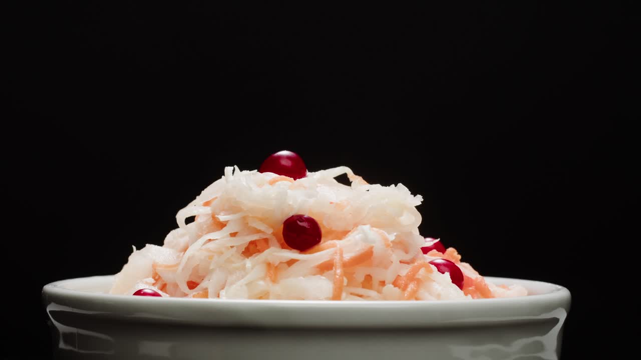 кислый капуста ферментированная капуста сорта консервирующие банки. домашняя кисняя капуста с морковью и салатной капустой с свеклой на деревянном столе. ферментированное питание.. высококачественные 4k кадры