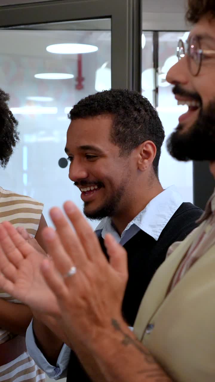 sesión de lluvia de ideas en equipo