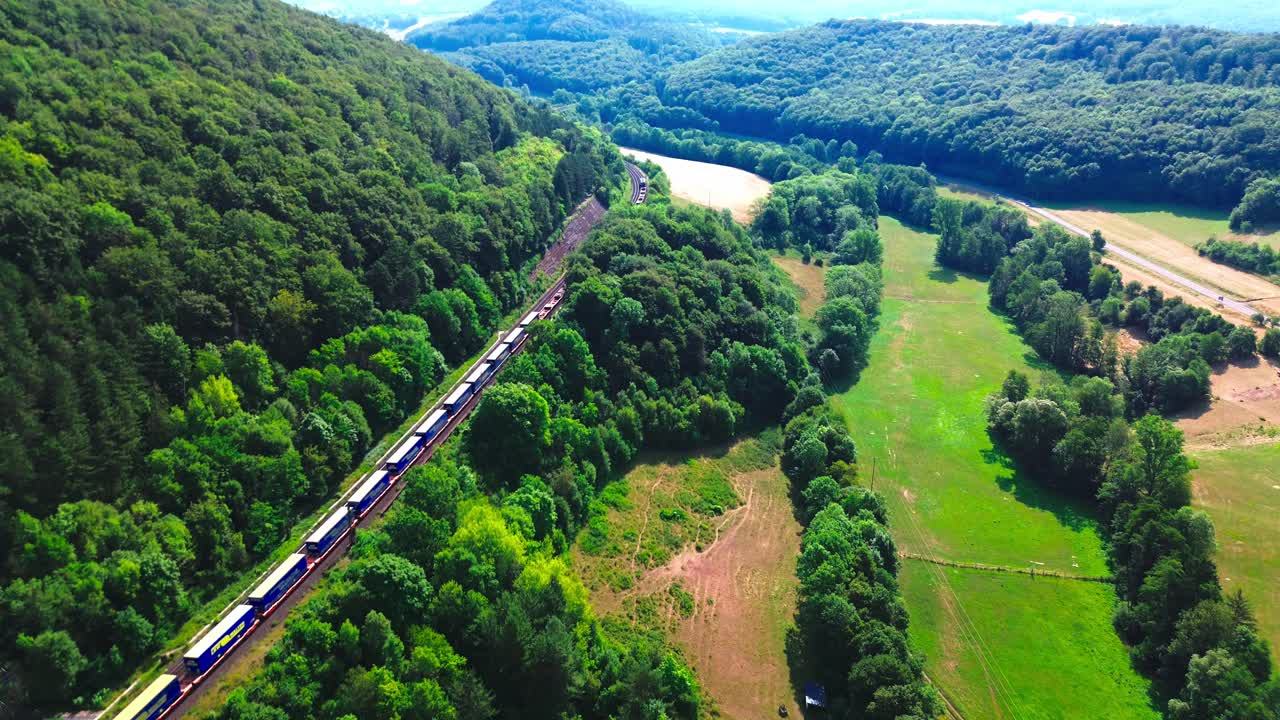 tren de carga de aviones no tripulados a lo largo del bosque 4k